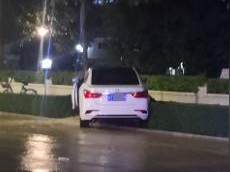 女子遇险被卷入车底，路人齐心抬车施救