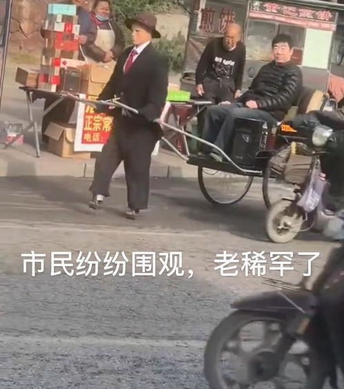 目击者紧急追赶，三轮车顶坐两孩童惊险一幕